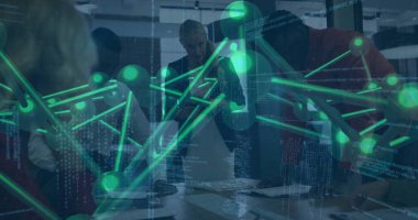 Modern ofisteki kağıt dökümanlarını inceleyen dört profesyonelden oluşan bir ekip. İşbirliği, takım çalışması, yenilik, dijital, modern, beyin fırtınası, analitik