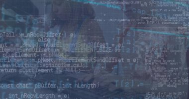 Kapüşonlu kapüşonlu müteahhit ofisteki iş arkadaşının yanında kodlama ve dünya haritasıyla yazı yazıyor. Teknoloji, yenilik, dijital, işbirliği, çalışma alanı, fütüristik, programlama