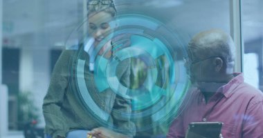 İşbirlikçi kadın ve kıdemli adam, ofis masasında tablet ve kalemle holografik arayüz kullanıyorlar. Yenilik, takım çalışması, iletişim, teknoloji, profesyonel, modern, üretkenlik