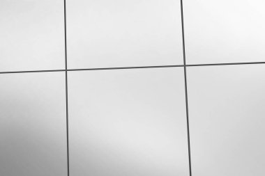 Minimalist bölme duvarı düz tasarımla gösteriliyor, ince karanlık ızgara çizgileri var. Geometrik, modern, gösterişli, tasarım, mimari, iç mimari, temiz