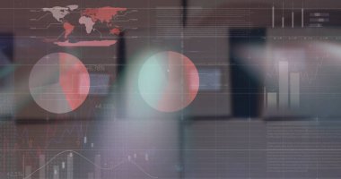 Modern ofisi kaplayan veri görselleştirmeleri gösteriliyor, dünya haritası, grafikler ve haritalar yer alıyor. Profesyonel, analitik, dijital, teknoloji, işbirliği, çağdaş, içgörü