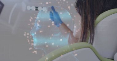 Laboratuvar önlüklü teknisyen, eldivenler laboratuarda tarayıcıyla 3 boyutlu tel çerçeveli kafa modeli yakalıyor. Biyoteknoloji, tanı, yenilik, fütürist, sağlık, teknoloji, kesinlik