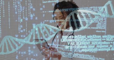 Akıllı telefonu inceleyen, laboratuarda DNA sarmalını ve kodunu steteskopla analiz eden kadın doktor. Tıbbi teknoloji, biyoteknoloji, dijital sağlık, genetik araştırma, bilimsel yenilik, sağlık analitiği, fütüristik