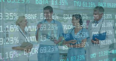 Planlar, önlük ve önlük giyen sağlık görevlileri hakkında konuşmak. Koğuşta pano ve veri örtüsü var. Sağlık, takım çalışması, işbirliği, modern, klinik, yenilik, profesyonel