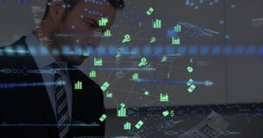 Takım elbiseli adam, ofiste kravat tutan iş raporu, mali veri örtüşmesi, kopyalama alanı. Profesyonel, teknoloji, şirket, modern, analitik, finans, dijital