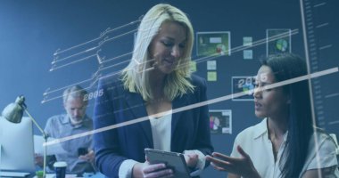 Tableti inceleyen, iş elbiseli kadınlar çizelgeler ve dijital kaplamalarla iş birliği yapıyor. İşbirliği, takım çalışması, veri analizi, profesyonel, modern, iletişim, yenilik