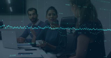 Ofisteki veri dalgalarını laptoplu telefon kahve fincanıyla analiz eden bir iş kadını. Profesyonel, takım çalışması, işbirliği, modern, teknoloji, analitik, strateji