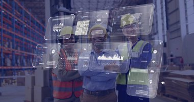 Güvenlik kaskı ve yelek giyen personel dağıtım merkezi koridorundaki AR gösterge panellerini kullanıyor. Envanter, lojistik, tedarik zinciri, teknoloji, takım çalışması, sanayi, veri analizi