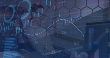 Analizci, ofis masasındaki bilgisayar monitöründeki veri grafiklerini klavye ve fareyle inceliyor. Kurumsal, profesyonel, teknoloji, anlayış, stratejik, modern, dijital