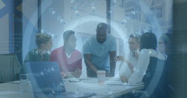 Ofiste dizüstü bilgisayarı, kahveyi ve teknolojiyi kullanan altı profesyoneli tartışıyorlar. İşbirliği, takım çalışması, iş, yenilik, dijital, strateji, modern