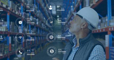 Miğfer takan depo envantercisini teftiş ediyorum. Dijital kaplamalı yelek, fotokopi odası. Sanayi, lojistik, teknoloji, yönetim, depolama, işlemler, güvenlik