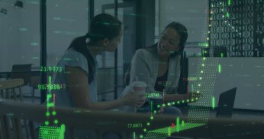 İki iş arkadaşı iş kıyafetleri içinde kahve fincanları, dizüstü bilgisayar ve finansal tabloyla sohbet ediyorlar. İşbirliği, ağ oluşturma, profesyonellik, modern, girişim, takım çalışması, beyin fırtınası