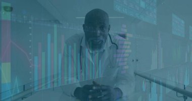 Klinik koridorunda steteskop ve dijital çizelgelerle beyaz önlük giyen yaslı olgun bir doktor. Tıbbi, sağlık, profesyonel, teşhis, klinik, analiz, veri