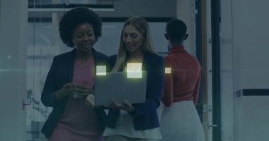 Cam koridorda, cam bardak ve akıllı telefonla spor ceket giyen iş birliği yapan kadınlar. Profesyonel, üretkenlik, modern, kurumsal, takım çalışması, iletişim, zarafet