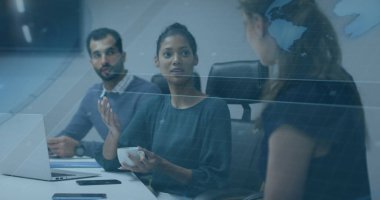 İş kıyafetleri içinde iş birliği yapan profesyoneller toplantı masasında, dizüstü bilgisayar ve kupayla fikir paylaşıyorlar. Şirket, takım çalışması, modern, analitik, yenilik, iletişim, teknoloji