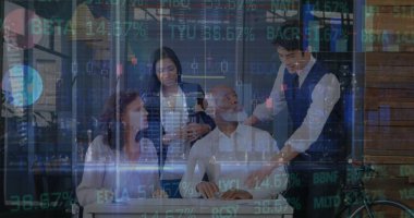 Modern ofis masasındaki tekerlekli sandalye kullanıcısı etrafında borsa grafikleriyle takım toplantısı. Çeşitlilik, yenilik, takım çalışması, üretkenlik, kurumsal, profesyonel, modern