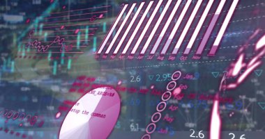 Kontrol odasında projeksiyon arayüzü, aylık bar grafikleri, pasta grafiği, veri noktaları gösteriliyor. Fütüristik, teknoloji, veri, analiz, dijital, arayüz, yenilik