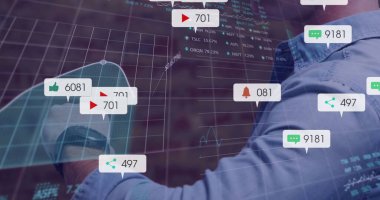 Sağ taraftaki analist tişört giyip ofiste şebekeleri düzenliyor. Akıllı seğirme cihazıyla, kopyalama alanıyla. Teknoloji, yenilik, analitik, görselleştirme, dijital, modern, profesyonel