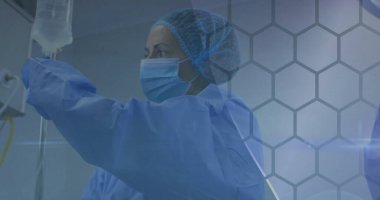 Tedavi odasında serum kutusuna serum bağlayan önlüklü hemşire, infüzyon tüpü ve ızgara kaplamalı. Tıbbi, sağlık, teknoloji, güvenlik, profesyonellik, hastane, steril