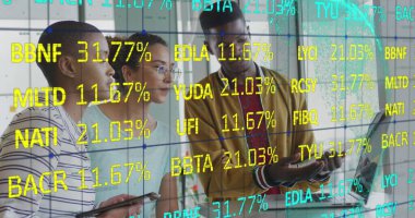 Ofisteki cam duvarda, akıllı telefonlar ve tabletlerle finansal verileri inceleyen üç profesyonel. İş, işbirliği, teknoloji, yenilik, dijital, takım çalışması, modern