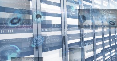 Parlayan sunucu dolapları veri merkezi koridorunda dijital HUD kaplamalarıyla gösterilen bileşenleri gösterir. Teknoloji, siber uzay, yenilik, fütüristik, siber güvenlik, dijital, ağ oluşturma