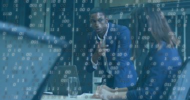 Koyu mavi takım elbiseli bir işadamı dizüstü bilgisayar ve kodla konferans masasına yaslanıyor. Profesyonel, işbirliği, yenilik, teknoloji, takım çalışması, kurumsal, modern