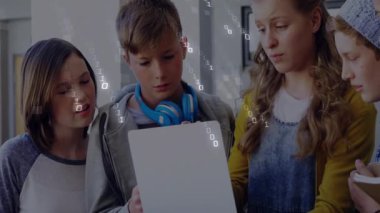 Genç kız dizüstü bilgisayarını okul projesinde sınıf arkadaşı olarak kaydediyor. İşbirliği, takım çalışması, yenilik, eğitim, teknoloji, gençlik, diyalog