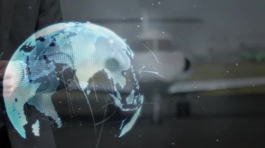 İşadamı tableti tıklatıyor, özel jetin yanındaki hangardaki 3 boyutlu dünya haritasını çıkarıyor. Teknoloji, yenilik, uzay, bağlantı, kurumsal, geleceksel, ağ