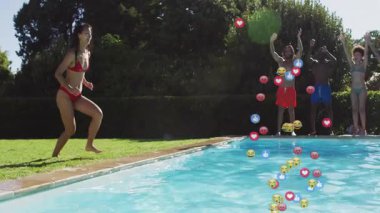 Kırmızı bikinili Çinli bir kadın havuz başında sosyal medya ikonlarını grup kutlaması olarak etkinleştiriyor. Kutlama, dostluk, yaz, su, açık hava, canlı, boş zaman