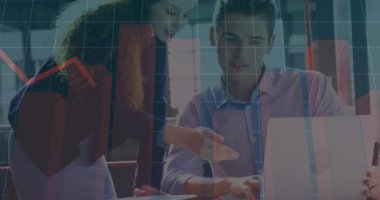 Dizüstü bilgisayarda çalışan bir adam iş verilerini gösteriyor ve gözden geçiriyor. Düşen veriler ve artan kırmızı grafik. İşbirliği, analitik, takım çalışması, modern, profesyonel, yenilik, dijital