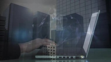 Elle giriş sahnesi ince dizüstü bilgisayarla yazılıyor holografik küreyi etkinleştiriyor ağ düğümleriyle dönüyor. Teknoloji, yenilik, bağlantı, dijital, kentsel, fütüristik, iş