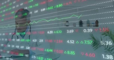 Doktor maliyet analizi için panoya notlar yazarak finansal verileri kaydırmaya tepki veriyor. Tıbbi, profesyonel, minimalist, veri, analiz, danışma, kurumsal