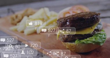 1 'lerden sonra hamburger ve patates kızartması tahtanın üzerinde duruyor ve sosyal simgeler birikiyor. Fast food, günlük, canlı, dijital, pazarlama, promosyon, moda