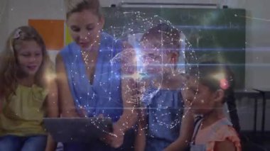 Öğretmenlerin eğitim için tablet çalması ve ağ küresi vuruşları sırasında öğrencilerin ikonlara dokunması. Etkileşimli, öğrenme, teknoloji, sınıf, işbirliği, eğitim, dijital