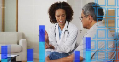 Kadın doktor, erkek hastaya ait sağlık çubuğu grafikleri ve dünya haritasını gösteren tablet araklıyor. Tıbbi uzman, kıdemli hasta, dijital sağlık, teletıp, veri görselleştirme, sağlık teknolojisi, danışma