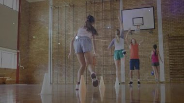 Koniyi tamamladıktan sonra genç takım, dijital izlerle basket oynamak için çembere doğru ilerliyor. Atletizm, spor, eğitim, performans, takım çalışması, dijital, fütürist