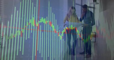 Harita güncellemeleri olarak planı inceleyen kadın ve adam finansal analizi işaret ediyor ve sonuçlandırıyor. İşbirliği, takım çalışması, veri analizi, modern, profesyonel, iş dünyası, teknolojik