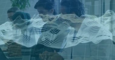 İş arkadaşları dizüstü bilgisayarlar üzerinde işbirliği yapıyor, dalgaboyu analiz için ekrandan giriyor. Teknoloji, takım çalışması, yenilik, iletişim, profesyonel, modern, dijital