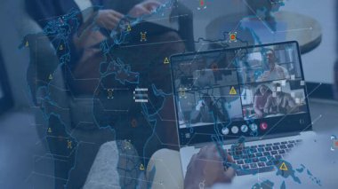İş görüşmesi sırasında bilgisayarın üzerinde yazı yazma, yarı saydam harita örtüşmesi ve veri düğümleri. İşbirliği, dijital, bağlantı, takım çalışması, yenilik, modern, ağ