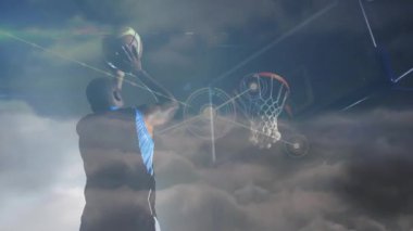 Erkek sporcu atış yapmak için topu kaldırıyor, HUD grafiklerine başlıyor, eğitim için bulutların arasında yay takip ediyor. Spor, teknoloji, yenilik, fitness, eğlence, fütüristik, dijital