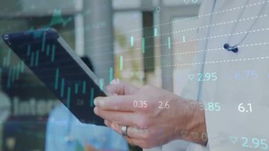 Erkek doktor tableti tıkırdatıyor, sağlık ölçümlerini incelerken şamdan grafik geçişini başlatıyor. Teknoloji, sağlık, analitik, yenilik, profesyonellik, veri görselleştirme, dijital tanı