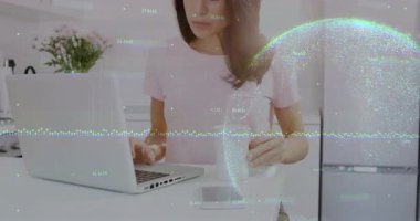 Kadın suyu yudumluyor, sonra dizüstü bilgisayarı yazıyor ve teknoloji demosu için veri örtüsü olan telefonları kaydırıyor. Gelecekçi, minimalist, üretkenlik, iletişim, yenilik, modern, dijital