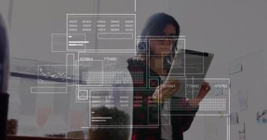 Teknoloji uzmanı tablete bakıyor, panelleri somutlaştırıyor, ekranı tıklatıyor, torpidoyu kaydırıyor. Futuristik, arayüz, yenilik, analitik, dijital, çalışma alanı, üretkenlik