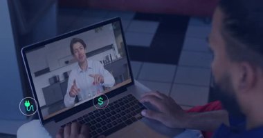 Pist hattını dinleyen bir adam, iş arkadaşı bilgisayarında beliren simgelerle enerji verileri gösteriyor. İşbirliği, teknoloji, dijital, iletişim, yenilik, sürdürülebilirlik, modern