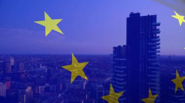 Dalgalanan AB bayrağı, kentsel markalaşma için konut kulesi ve şehir siluetinin açılışını yapıyor. Kentsel, modern, ufuk çizgisi, gökdelen, mimari, şehir manzarası, alacakaranlık