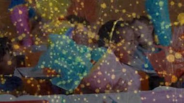 Okulda renkli külahları dağıtan öğretmen, öğrenciler uzanıyor, teftiş ediyor, konileri karşılaştırıyor. Sınıf, eğitim, kutlama, neşeli, genç, öğrenme, etkileşim