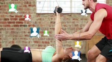 Dambılı kavramış bir kadın, antrenör benekli göğsüne bastırıyor, güç için yüzen ağ simgeleri. Fitness, koçluk, teknoloji, bağlantı, eğitim, güç, destek