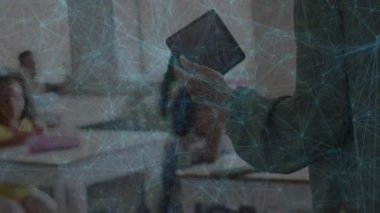 Öğretmen tableti tutuyor, ders veriyor, öğrenci eğiliyor ve hareketli soru işaretiyle elini kaldırıyor. Eğitim, sınıf, öğrenim, katılım, teknoloji, akıl hocalığı, eğitim