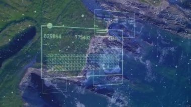 Yüzen şeffaf paneller şebekeleri genişletiyor ve güncelliyor ve kıyı şeridi üzerinde verileri görselleştiriyor. Infographic, data görselleştirme, soyut, modern tasarım, teknoloji, deniz, çevre