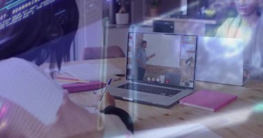 Genç kız dizüstü bilgisayarda uzaktan ders veriyor, kod yansımalarıyla öğrenmek için notlar yazıyor. Eğitim, e-öğrenim, uzaklık öğrenme, uzaktan eğitim, dijital sınıf, ev işleri, danışmanlık